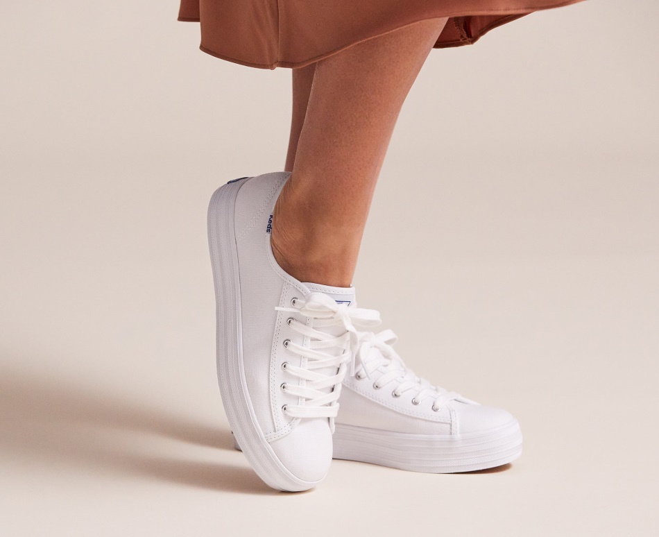 Hazaña De Triple Patada De Las Mujeres De Keds. Algodón Orgánico Blanco